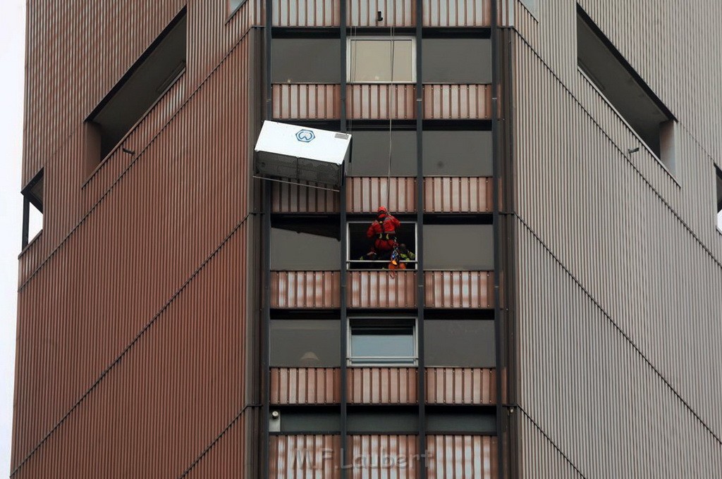 Gondel mit 2 Arbeiter blieb haengen Uni Center Koeln Luxemburgerstr P05.jpg